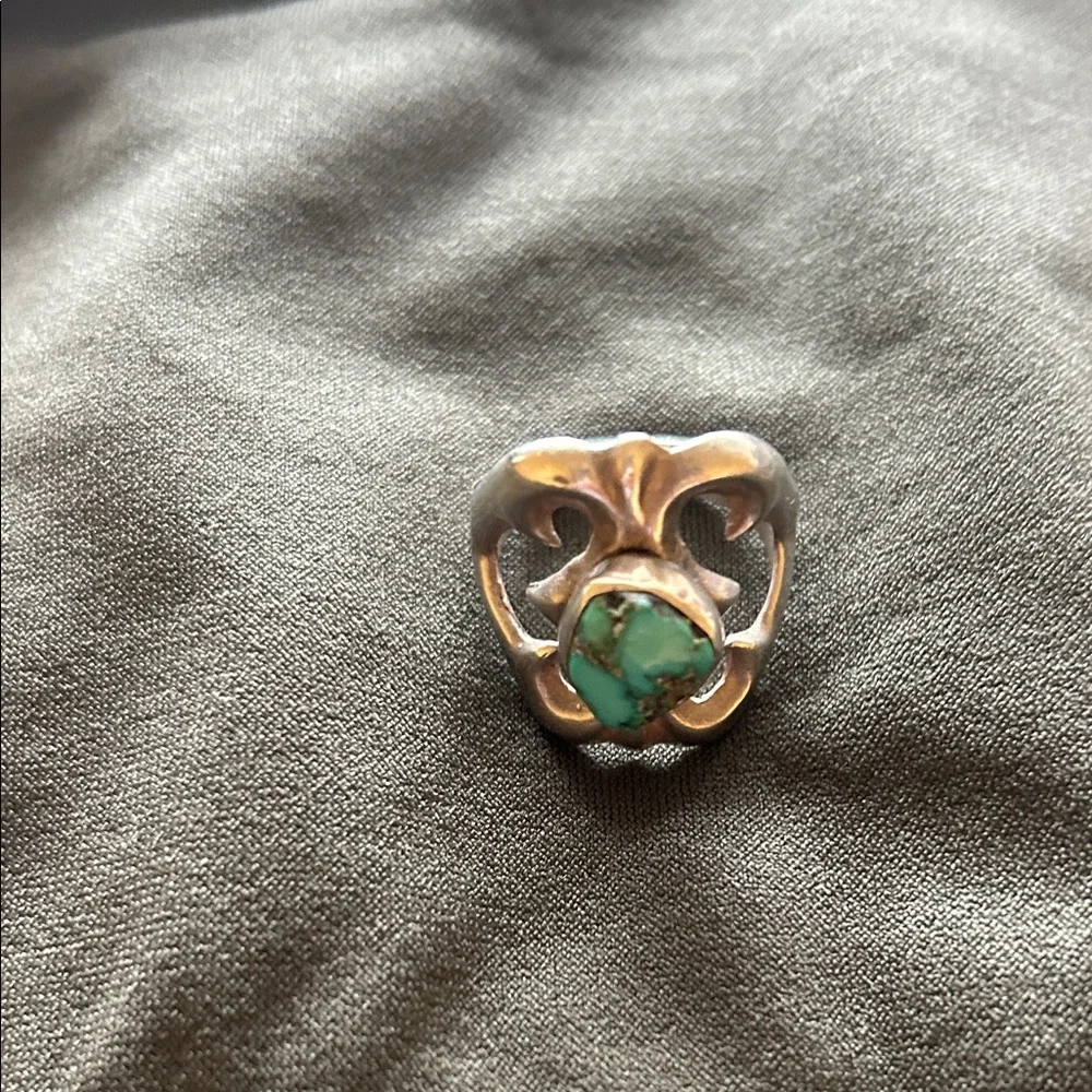 Elegant Silver and Turquoise Ring - Picture 2 of 7
